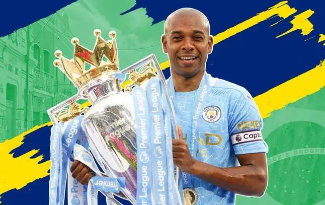 Fernandinho, do Manchester City, traz o troféu da Premier League para Recife 3 fernandinho.jpg