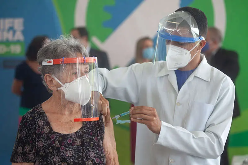 Em Pernambuco, mais de 1 milhão de idosos já tomaram a 3ª dose da vacina contra a Covid-19 9 Fotos Miva Filho SES PE 3 vacina.jpg