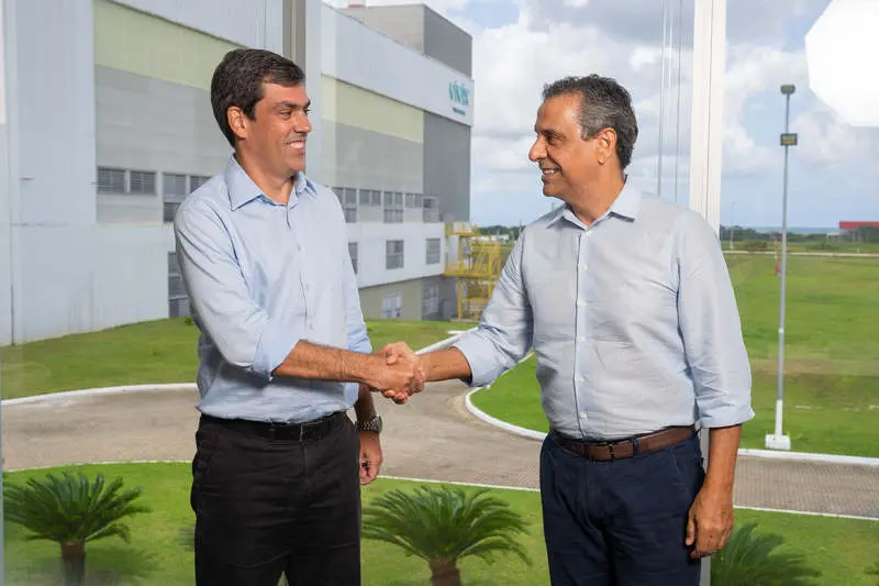 Rodrigo Assuncao presidente da Atiaia Renovaveis ao lado de Henrique Lisboa presidente da Vivix Vidros Planos.jpg