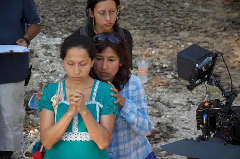 Yolanda Cruz no set de Hope Soledad.jpg