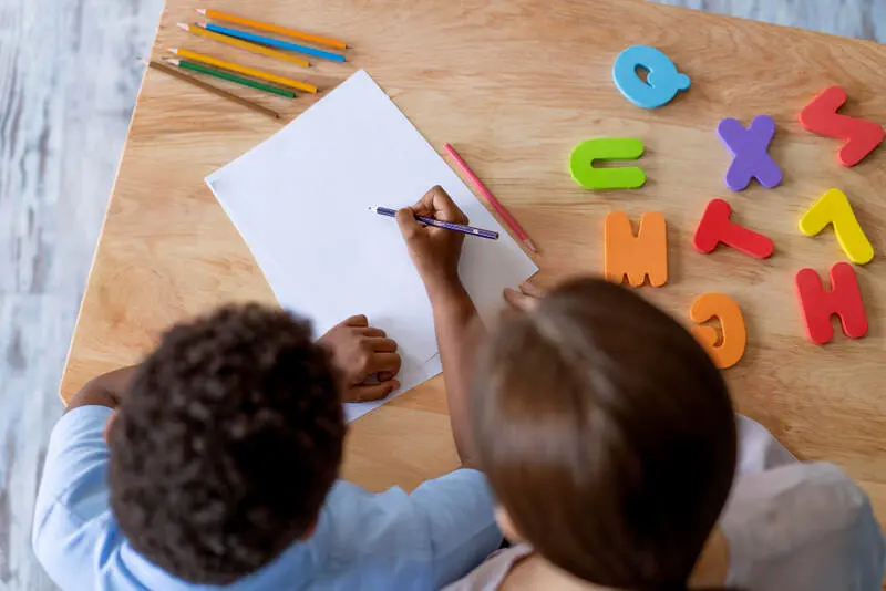 56% das crianças do 2º ano do Ensino Fundamental não sabem a ler e escrever em PE 7 menino alfabetizacao.jpg