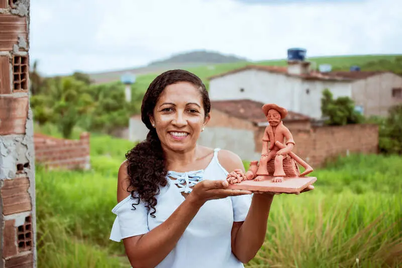 Pesquisa revela o perfil e os desafios das artistas do barro de Tracunhaém 9 Artesa Leninha Nascimento foto Salatiel Cicero.jpg