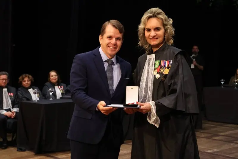Bruno Moury Fernandes recebendo a medalha da desembargadora.jpg