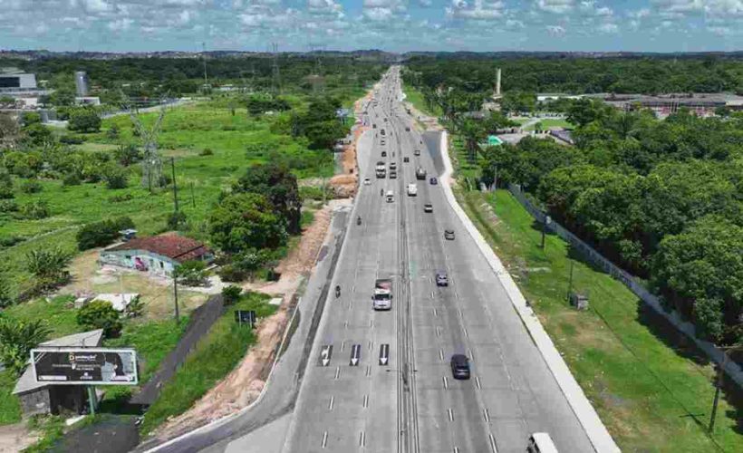 Vista aérea diurna da BR 232 - em Pernambuco, com dezenas de carros