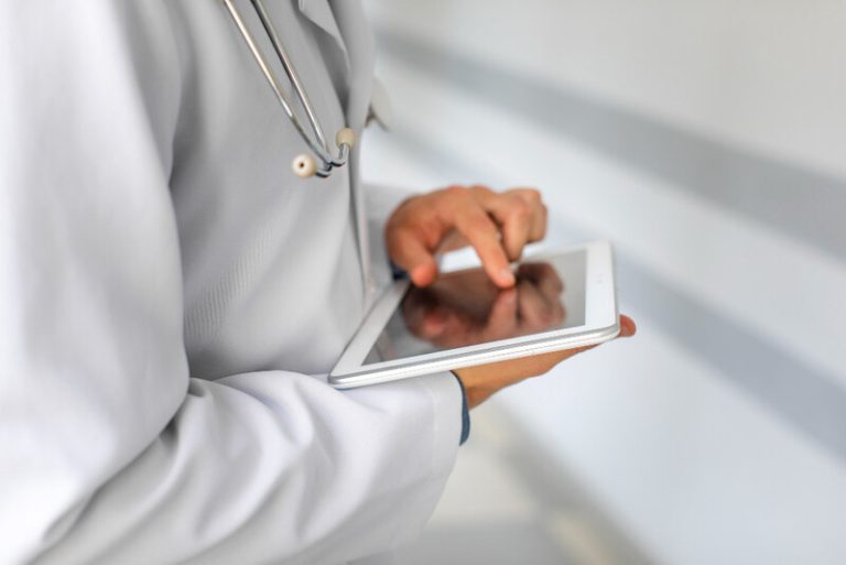 Assinatura em tablet Credito Freepik