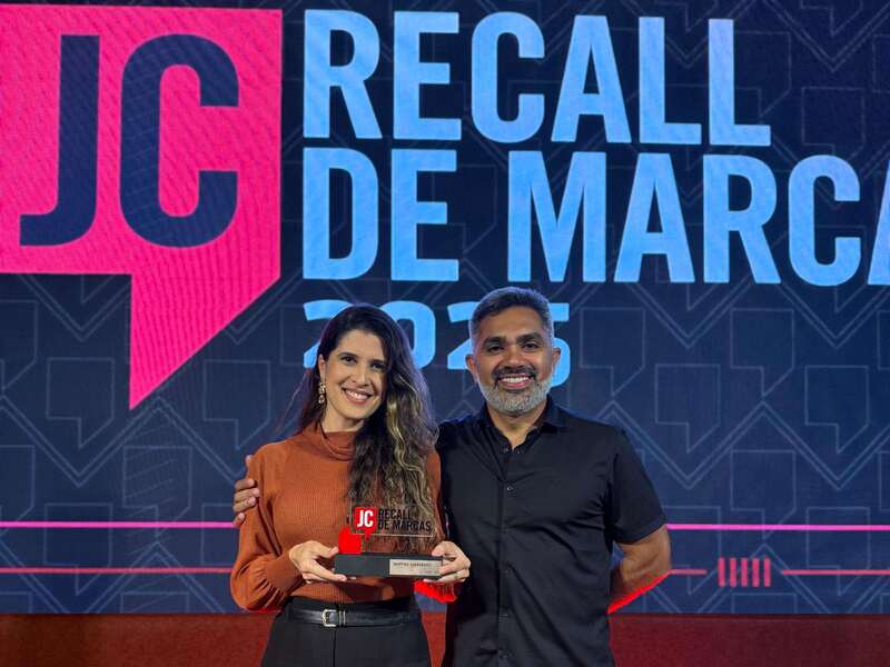 Dora Linhares e Phyllype Pires recebem premiacao pelo Shopping Guararapes