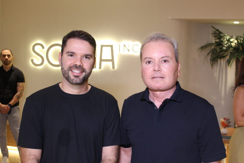 FOTO H Vitor Paes Barreto e Lourenco Oliveira inauguraram o showroom da Soma Inc no Shopping Recife com evento que congregou muitos nomes da arquitetura e do mer