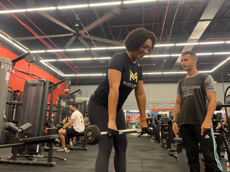 Rosana Farias convive com condromalácia patelar, uma condição dolorosa no joelho causada por má formação. Com acompanhamento e exercícios específicos, ela encontrou na musculação uma aliada. Veja o que diz o educador físico Max Lima sobre treinos adaptados para quem tem lesões nos joelhos.