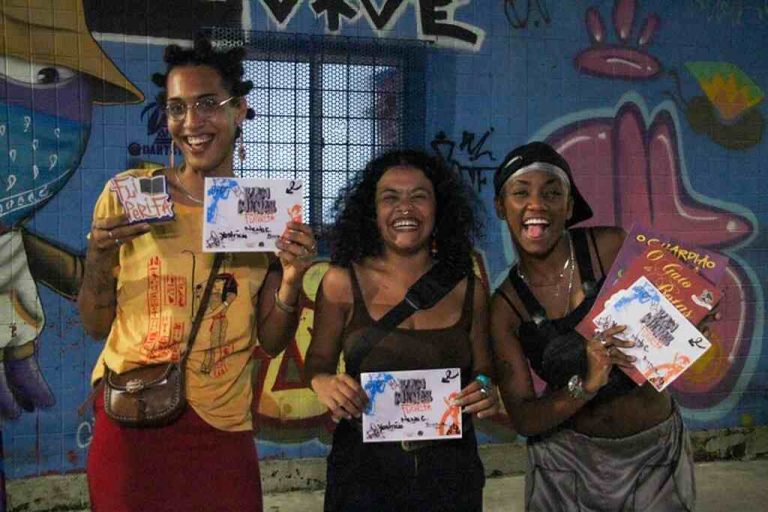 Thays Medusa foto Nena Callejera Yastricia Santos e Julia Bione da esquerda para a direita foram as premiadas no Recital de poesia com Slam das Minas PE