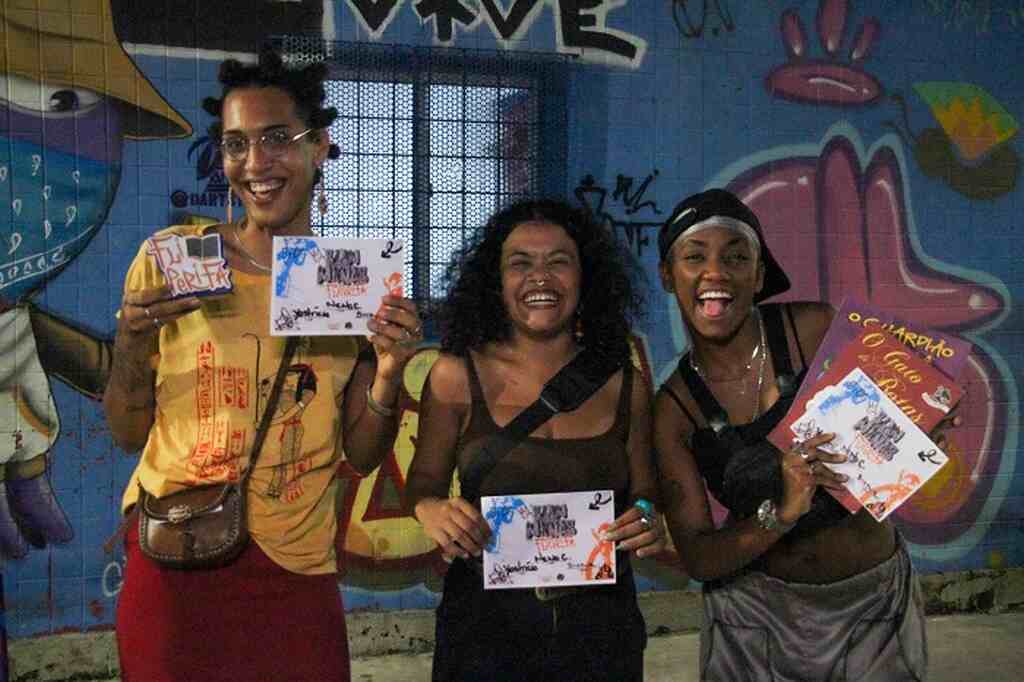 Thays Medusa foto Nena Callejera Yastricia Santos e Julia Bione da esquerda para a direita foram as premiadas no Recital de poesia com Slam das Minas PE