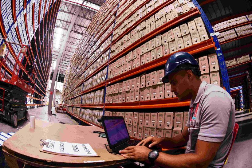 Armazem homem com computador cepe