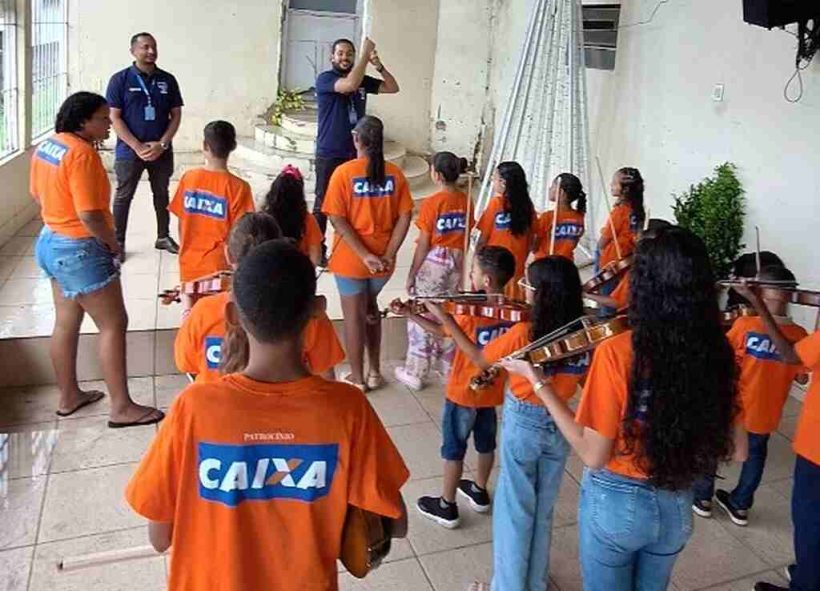 ALUNOS DO PROJETO CANTANDO A PAZ