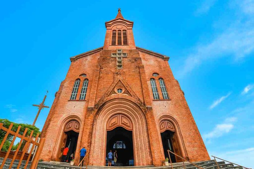 Igreja Catolica de Tijolos Vermelhos Easy Resize.com