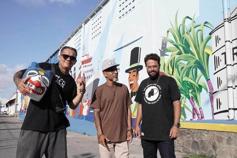 Alexbigzoom foto Artistas visuais pernambucanos Leo Gospel Marquinhos ATG e Azul de Barros da esquerda para a direita. Marquinhos ATG no meio de camisa marrom assina a obra com a colaboracao de Leo Go 1