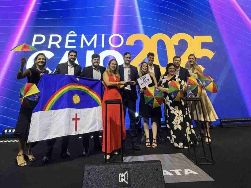 No palco do Premio Caio a equipe da Empetur apresenta os Jacares que fortalecem o turismo de Pernambu Easy Resize.com