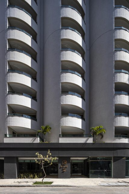 Moinho Residencial da fachada com partes arredondadasWALTER DIAS 2026.01.04 MOURA DUBEUX SILOS ALTA