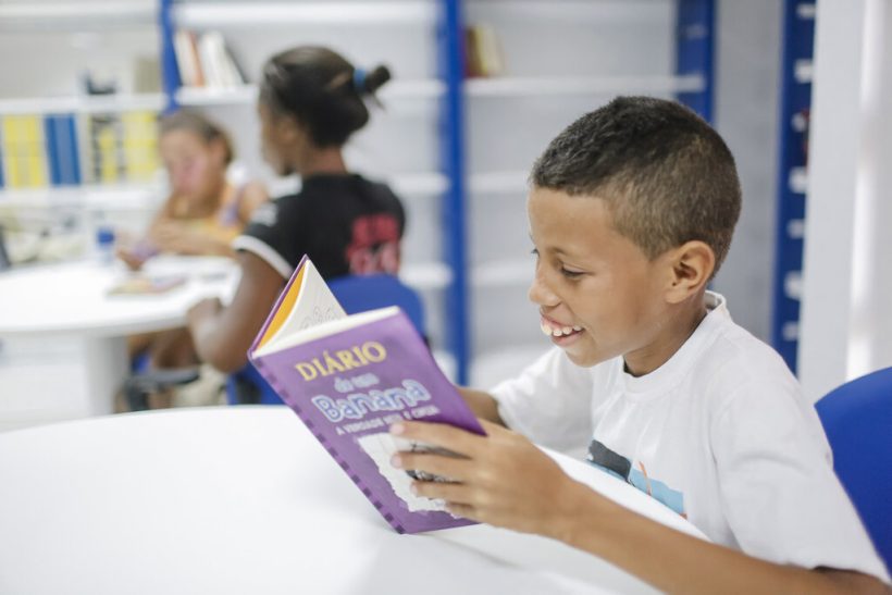 crianca lendo 5 Easy Resize.com