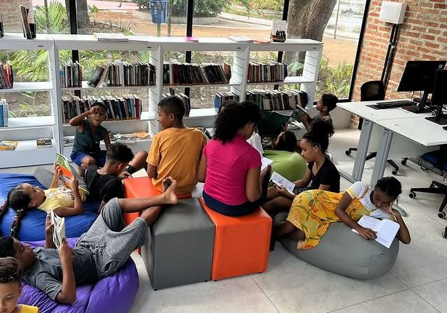 criancas lendo na biblioteca