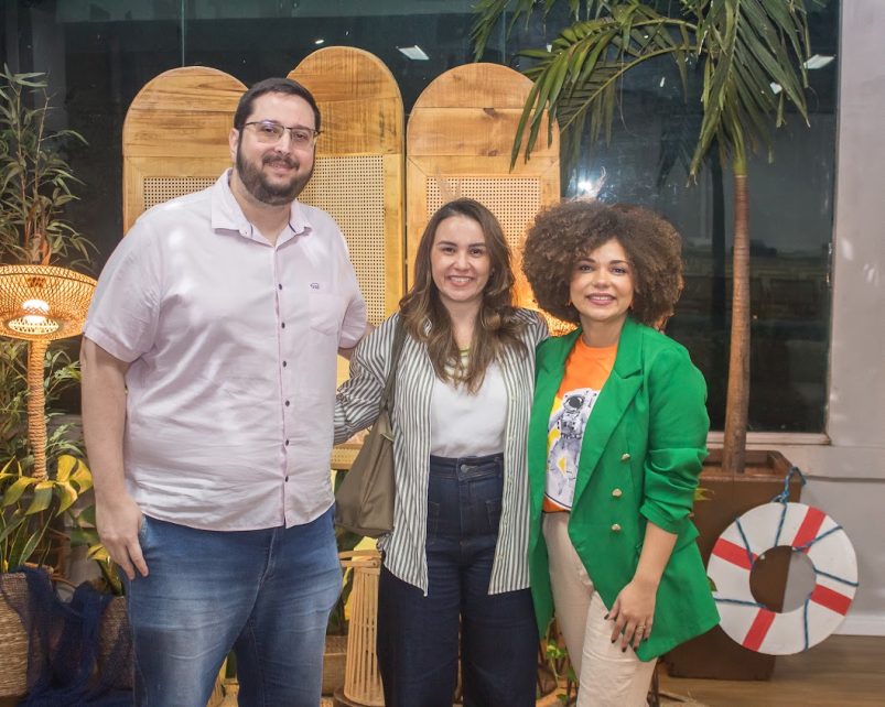 Representantes da Coalizao Pelo Impacto Yoann Wozniak e Carla Esmeraldo com a coordenadora de Novos Negocios do Atlantico Bruna Felix