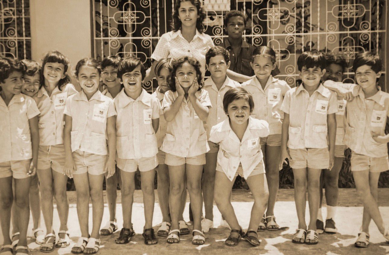 Marlúcia Sá e alunos do Colégio Madre de Deus