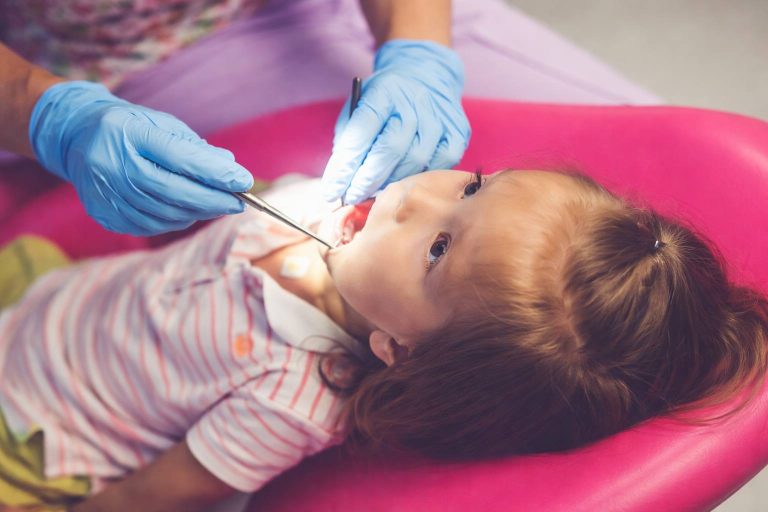 Consulta dental infantil em andamento down