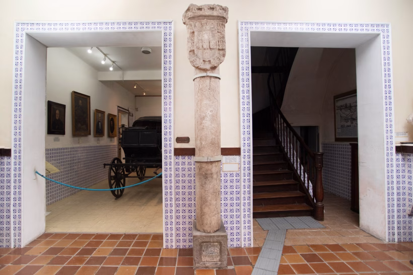 Hall de entrada do IAHGP com o marco divisorio das capitanias de Pernambuco e Itamaraca 1535