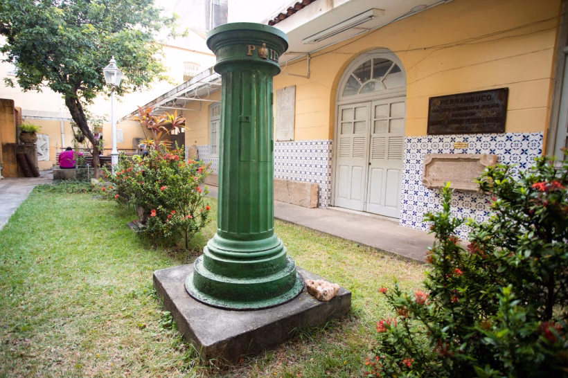 Patio interno do IAHGP com caixa de correio do reinado de Pedro II