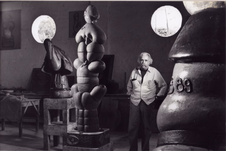 10. DH0044 Francisco Brennand na olaria ao lado das esculturas Passaro Fonte dos Desejos e O Cinto Necessario 1989 Foto Fritz Simons