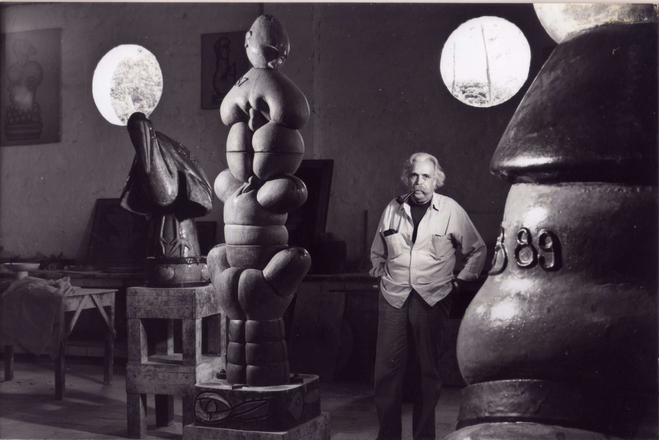 10. DH0044 Francisco Brennand na olaria ao lado das esculturas Passaro Fonte dos Desejos e O Cinto Necessario 1989 Foto Fritz Simons scaled