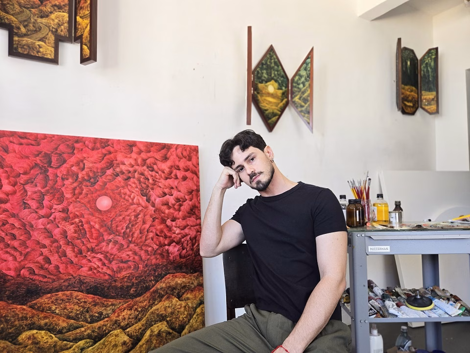 O artista visual pernambucano Ramonn Vieitez em seu atelie Credito Divulgacao