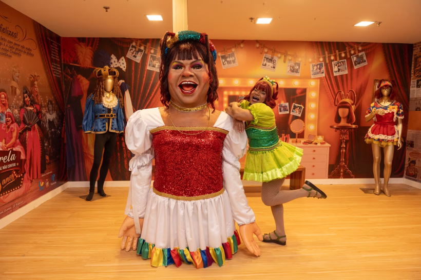 Exposição “Cinderela - A História Que Sua Mãe Não Contou” celebra os 35 anos de peça da artista no Shopping Tacaruna 1 WhatsApp Image 2026 09 10 at 15.34.57
